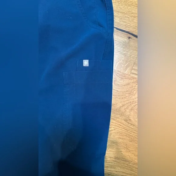 FIGS Technical Collection Yola Scrubs - Picture 3 of 5